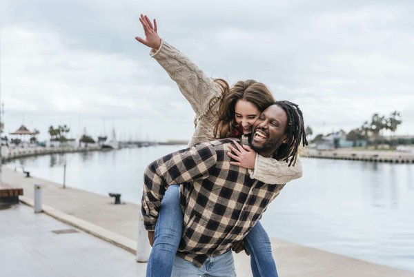 Quels sont les animaux et insectes bénéfiques à encourager autour d'une piscine écologique?